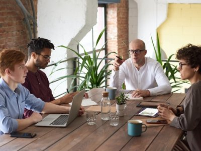 美联储降息信号释放，跨境卖家如何抓住美国市场布局机遇？政策解读与战略机遇深度分析。